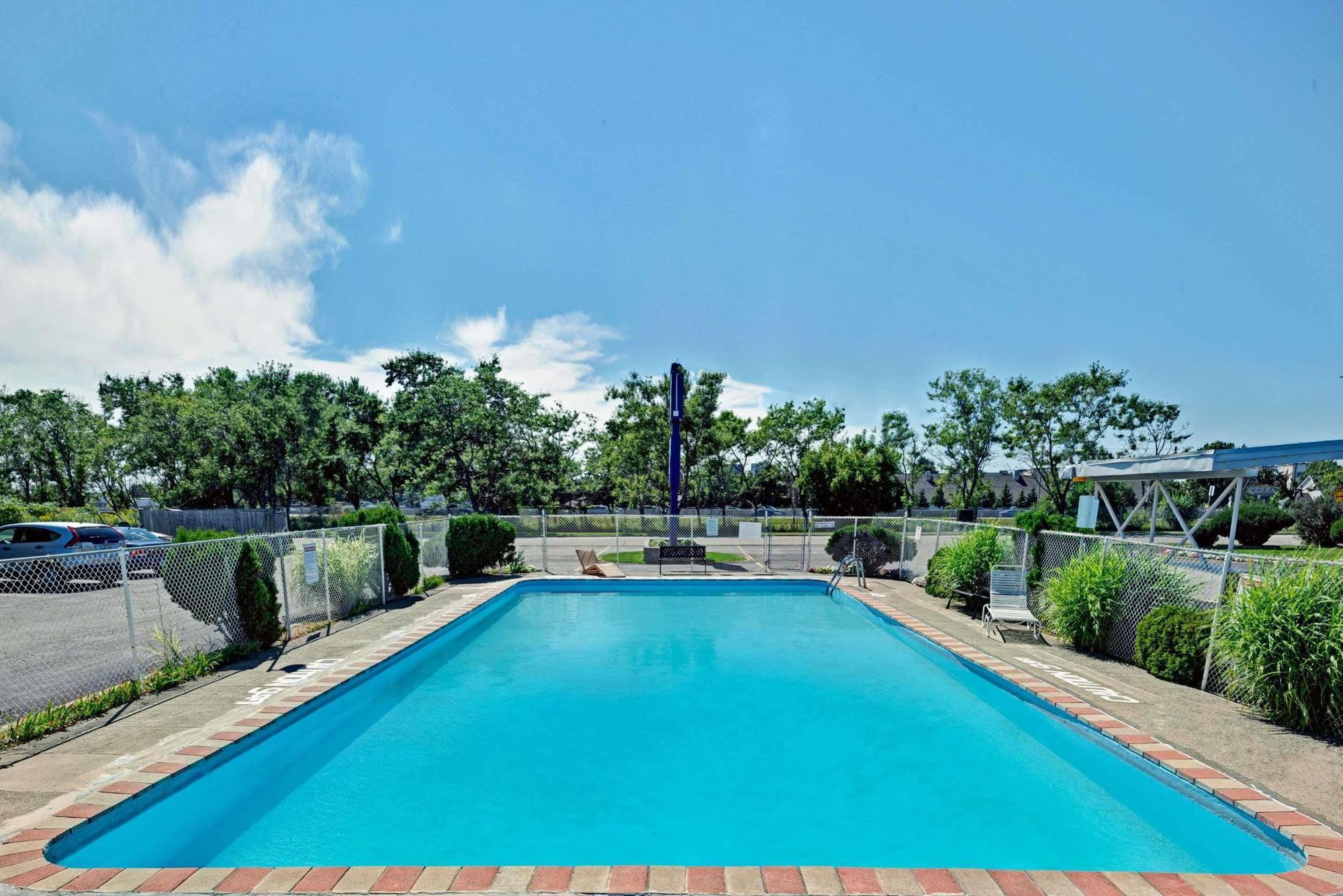 Weber Inn Китченер Экстерьер фото