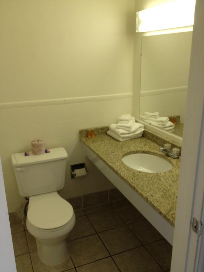 Weber Inn Китченер Номер фото